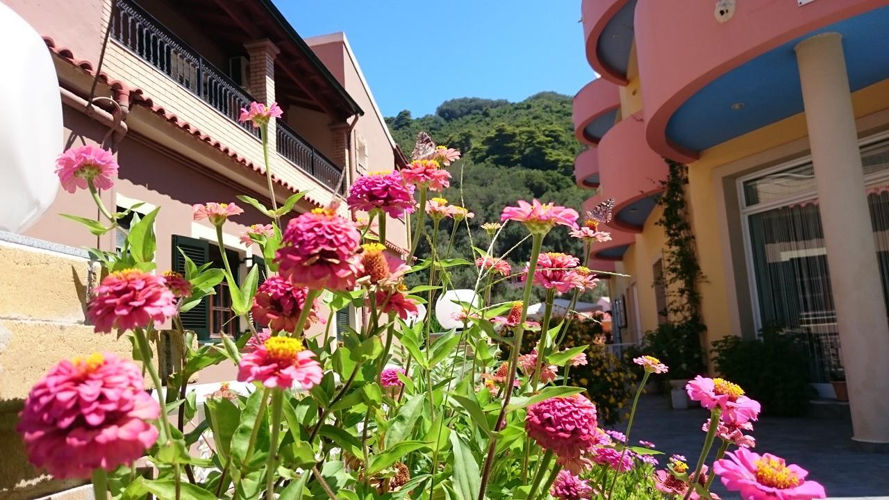 Rolandos Apartments Агиос-Гордиос Экстерьер фото
